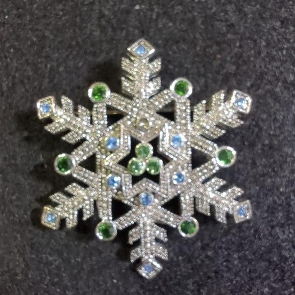 Vintage Trifari Silver Tone Crystal Snowflake Pin/Brooch Unmarked EUC - Picture 2 of 14